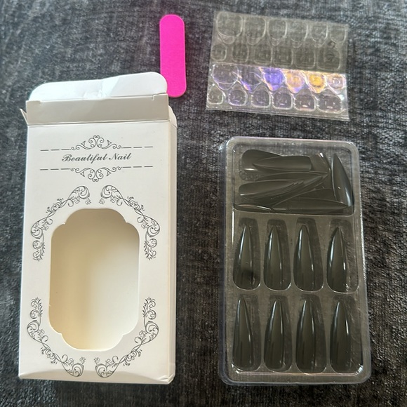 Press on nails stiletto - Picture 2 of 3